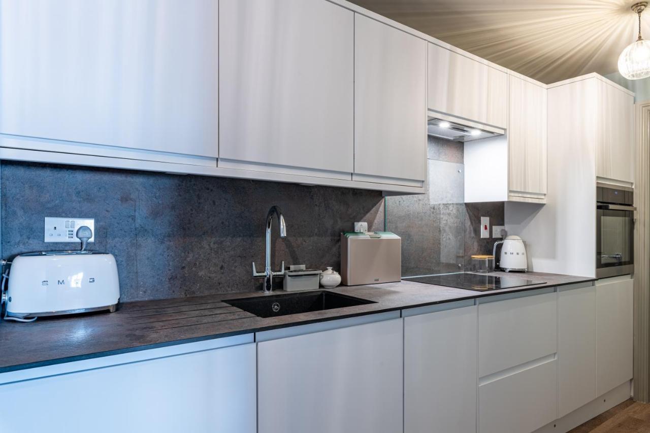 Large Stylish Studio In The Heart Of The City Бат Экстерьер фото